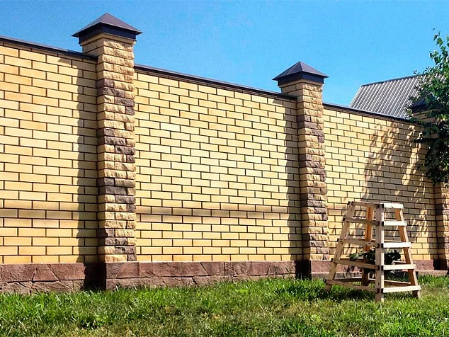 Высокий забор из кирпича двух цветов