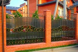 Сварной забор с ковкой и поликарбонатом