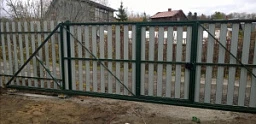 Ворота с металлическим штакетником белого цвета