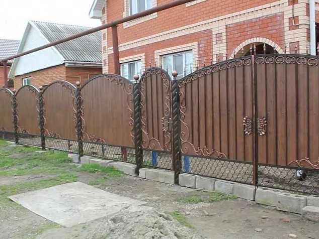 Забор из профлиста под дерево с ковкой