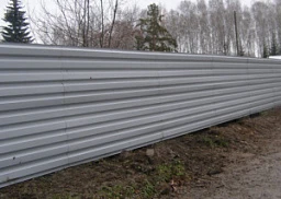 Сплошной забор горизонтальный белого цвета